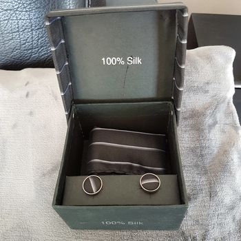 Coffret neuf pochette et boutons de manchettes assortis