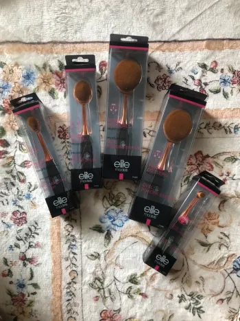 Lot de brosses pinceaux de maquillage neuf dans l’emballage