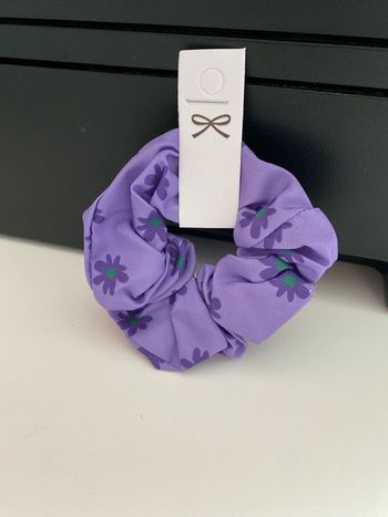 Chouchou violet à fleurs