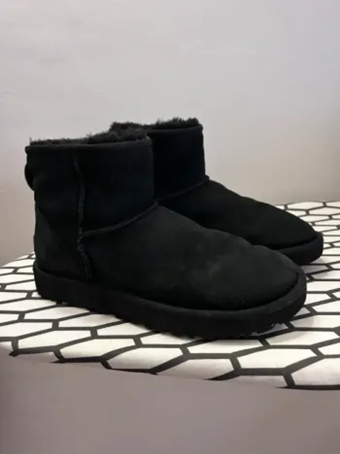 UGG basse noir taille 38