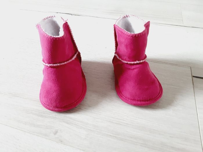 Petites bottines chaussons bébé roses à scratch 11 cm