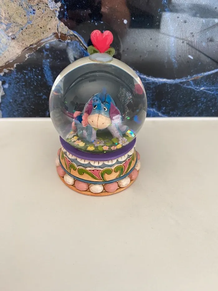 Snowglobe figurine disney traditions