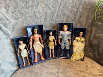 Lot poupées porcelaine Disney atlas Pocahontas 