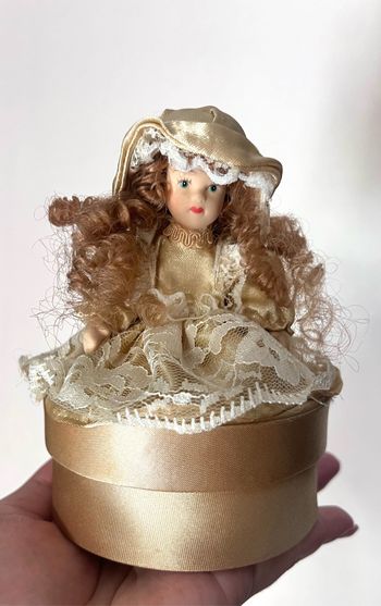 Boîte poupée en porcelaine