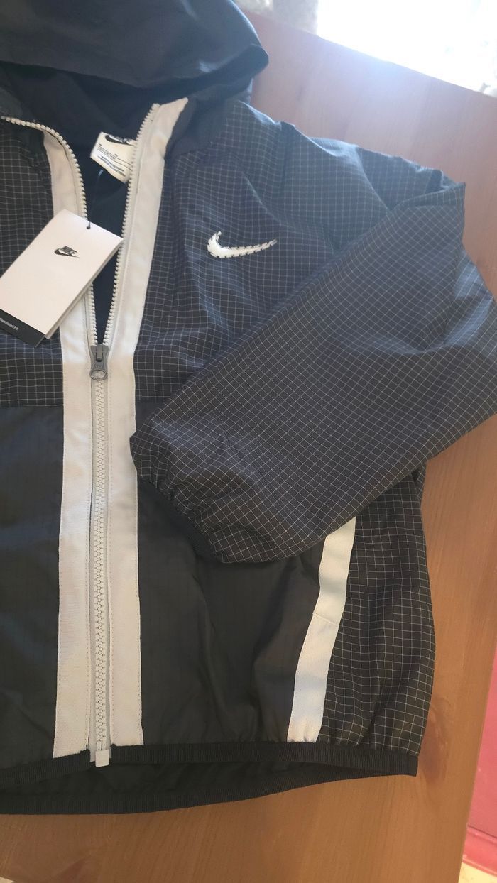 NEUF (non porté) 🏷🥰😍🤩 superbe coupe vent NIKE mixte taille 10 ans 🤩😍🥰 - photo numéro 5