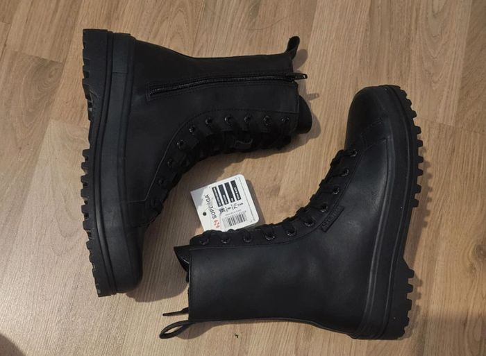 Bottines en cuir noires Superga neuves jamais portées dans leur boîte d'origine taille 38 - photo numéro 4