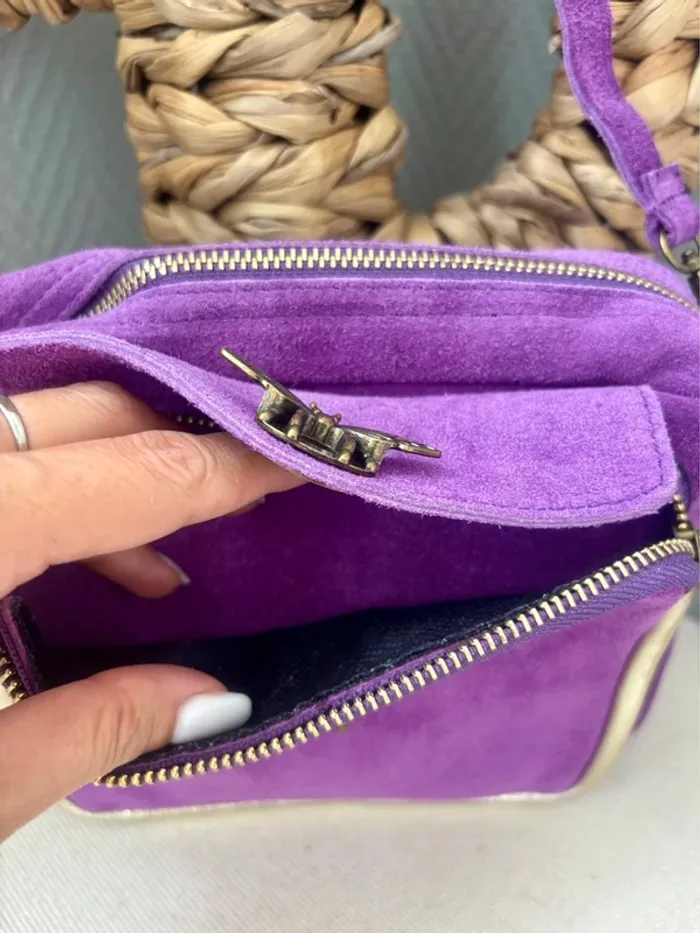 Sac bandoulière cuir violet avec fermeture abeille - photo numéro 6
