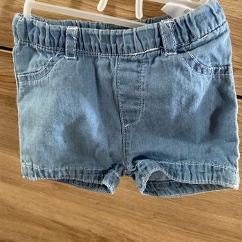 Short. Souple.  Très bon état. 6 mois.