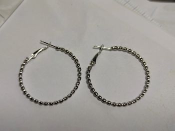 Boucles d'oreilles fantaisie pendantes anneaux torsadé métal argenté