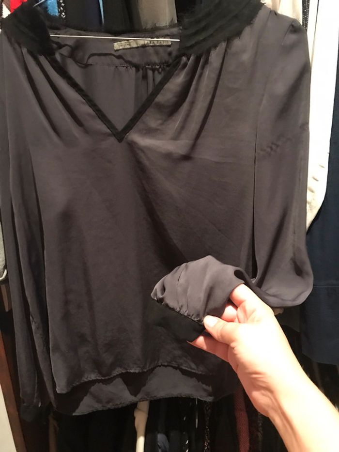 Superbe blouse décolleté v façon soie gris anthracite et noir très bon état
