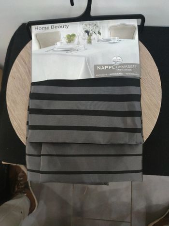 Nappe 140x250 anti tache imperméable infroissable neuf