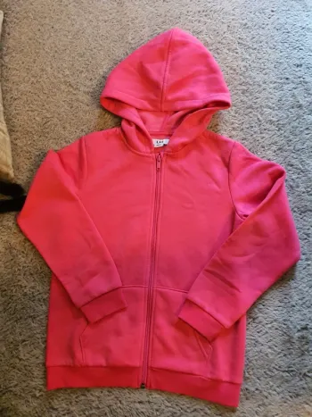 Sweat-shirt à capuche taille 8 ans.