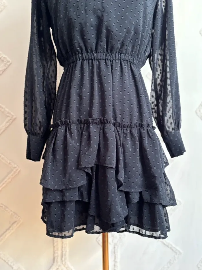 Robe noire H&M en plumetis – manches longues – taille 36 – style coquette chic - photo numéro 3