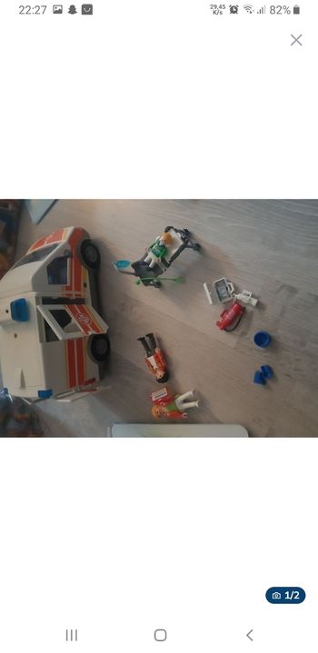 Ambulance avec gyrophare et sirène playmobil
