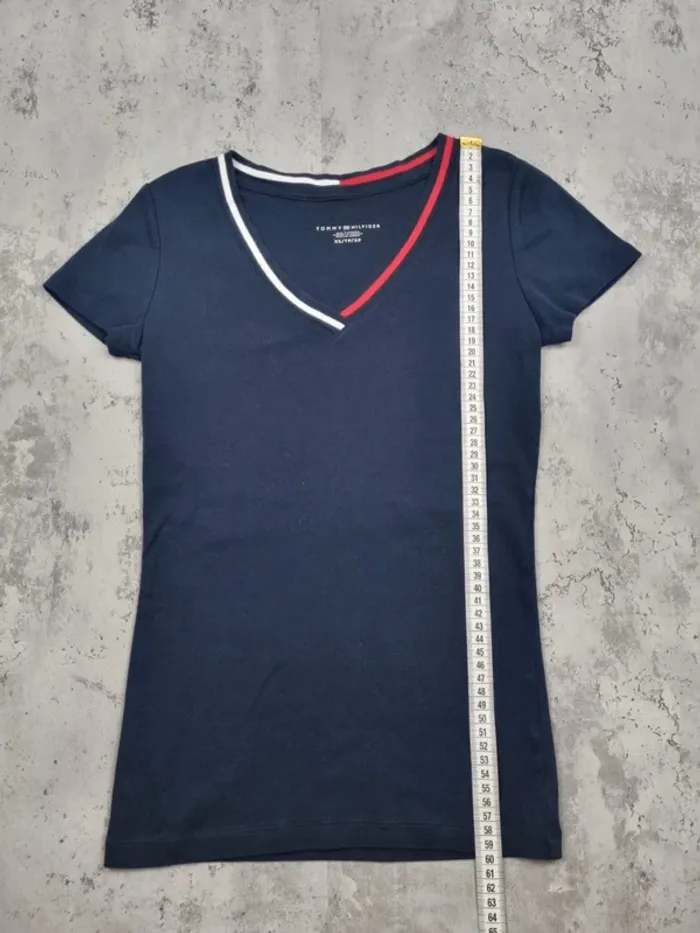 T-shirt Tommy Hilfiger col V bleu marine– Taille XS Femme (mesures en photos) - photo numéro 6