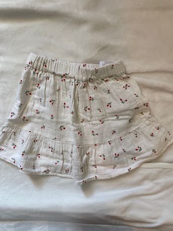 Jupe blanche avec cerises