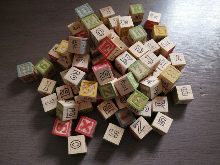 Lot de 82 cubes en bois