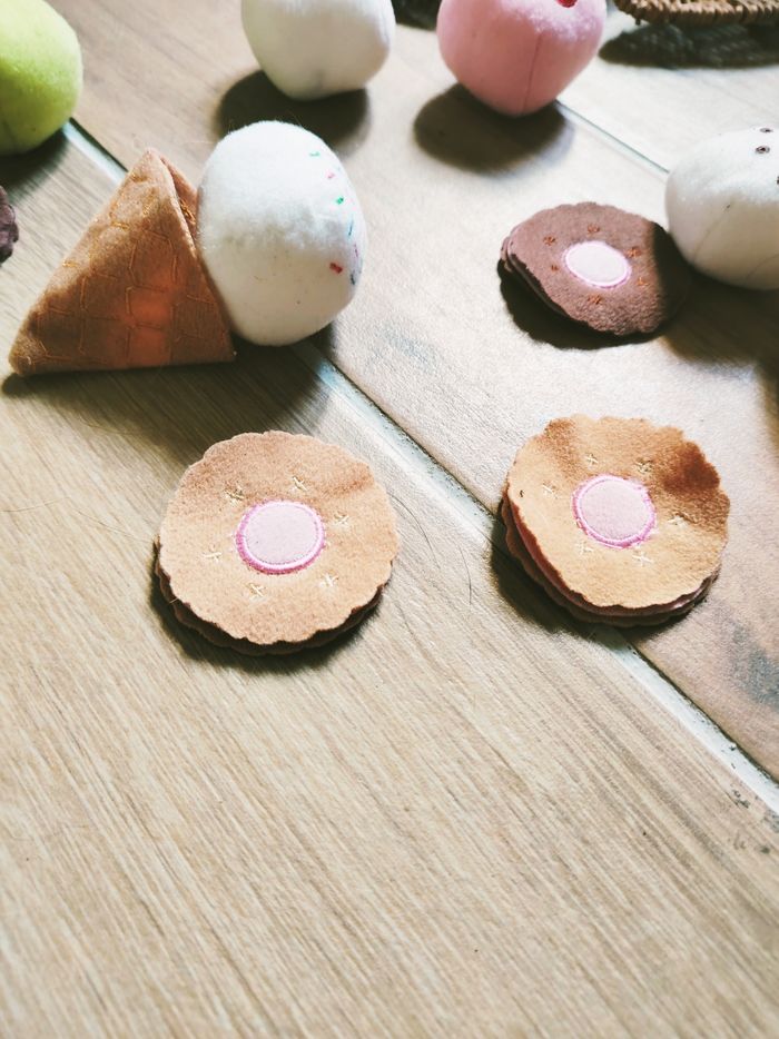🍦Dinette boules de glace à scratch et petits gâteaux en tissu- peluche - photo numéro 2