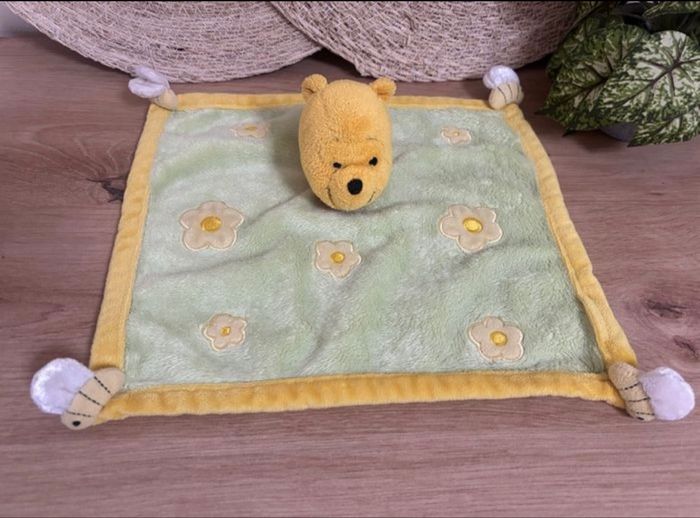 Doudou plat Winnie jaune vert abeille Disney - photo numéro 2