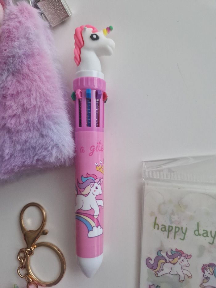Lot papeterie licorne fille: carnet+ stylo + porté clé + sac+ stickers Neuf - photo numéro 6
