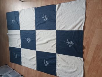 plaid polaire marine et crème ( petits trous) 176 x 127 cm