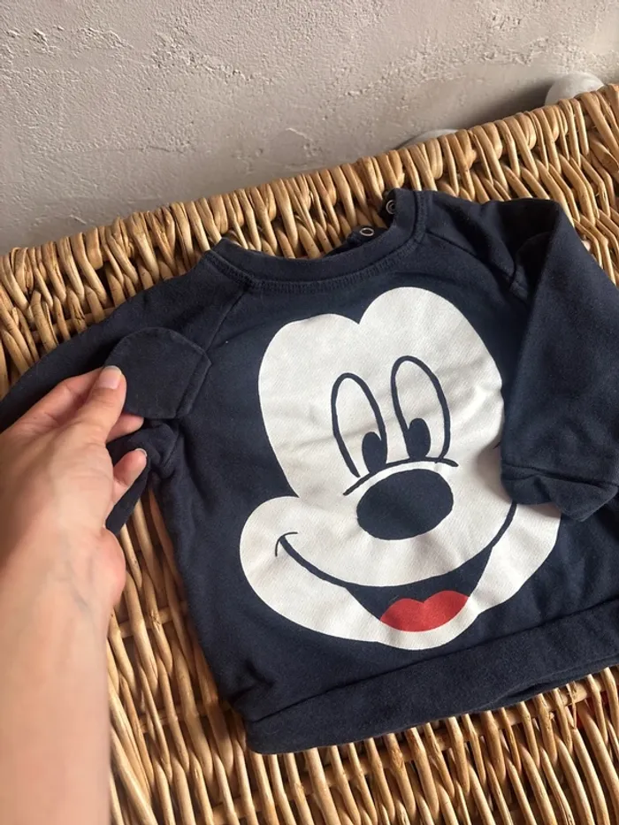 Pull Mickey 9mois en très bon état - photo numéro 3