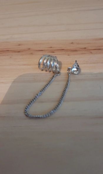 Boucle d oreille qui s accroche au lobe