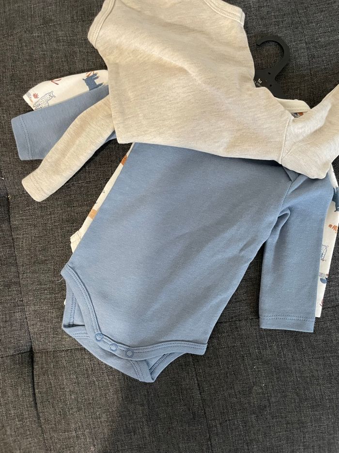 Lot 4 bodys neuf 1 mois - photo numéro 4