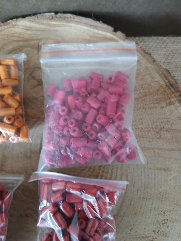 Lot de 30gramme de perles en bois tubes orange rose rouge - photo numéro 2