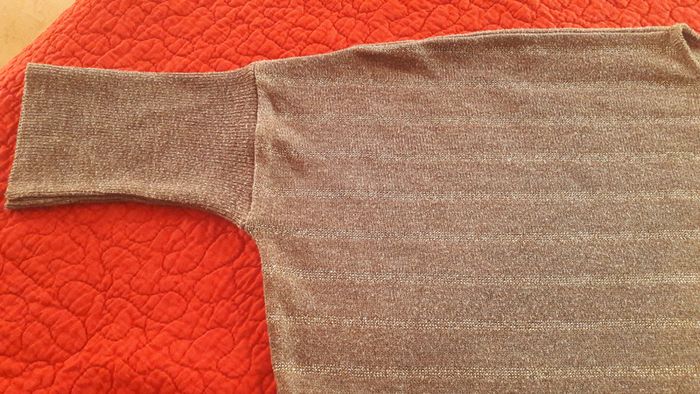 Pull large (oversize ou style poncho), marron, rayures dorées, taille M - photo numéro 3