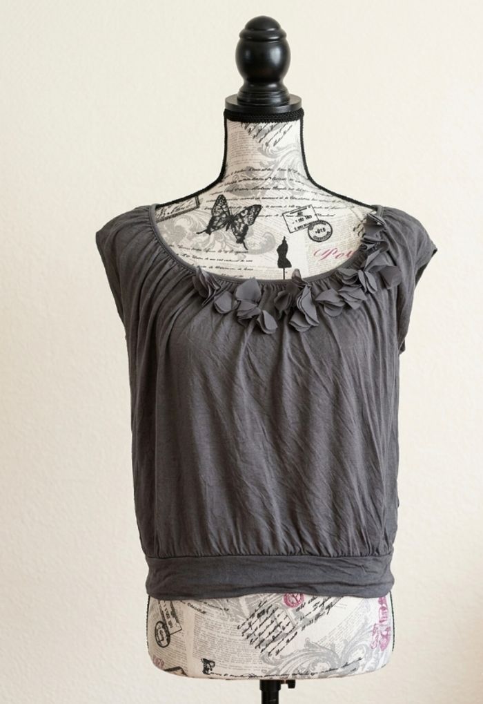 🌸Top gris anthracite H&M à fleurs🌸 - photo numéro 1