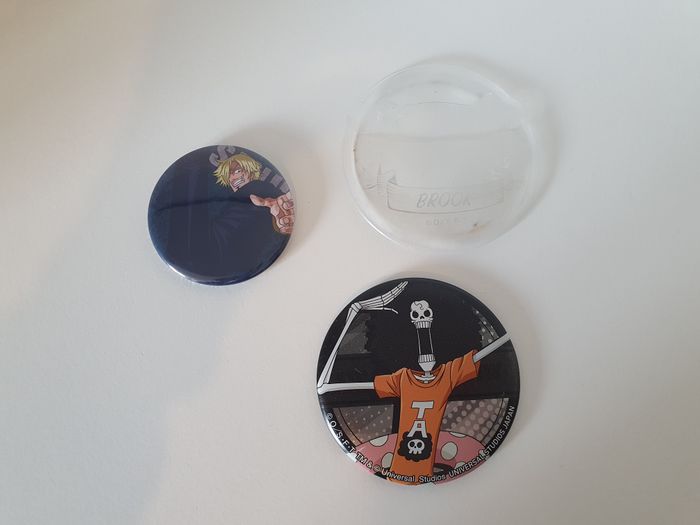 lot de 2 pin's one piece