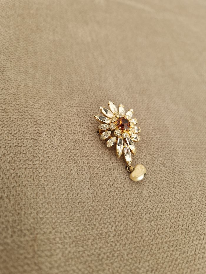 Broche dorée vintage avec ses perles brillantes et sa perle - photo numéro 3