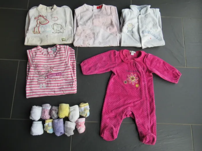 Lot de 62 vêtements fille 3 mois + chaussettes automne / hiver (bodies, pyjamas, habits) - photo numéro 3