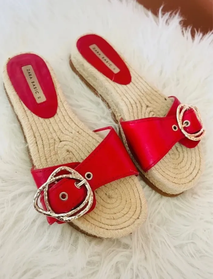 Très jolies mules en raphia, rouges et dorées
