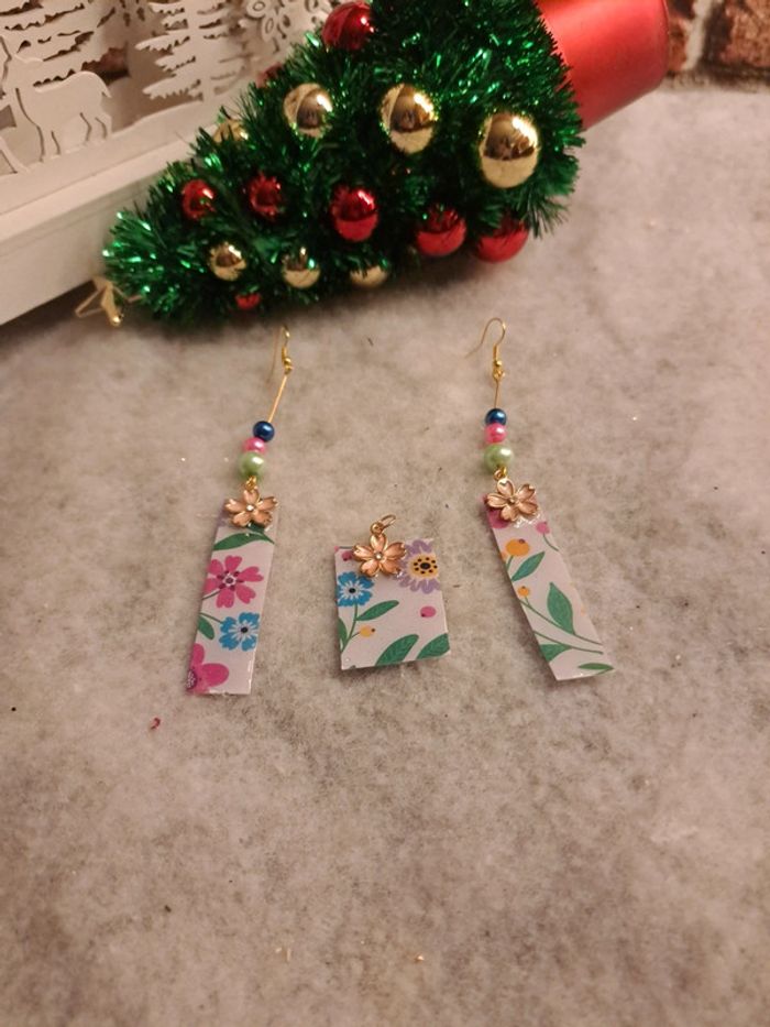 Boucles d'oreilles pendante avec pendentif multicolore en résine - photo numéro 8