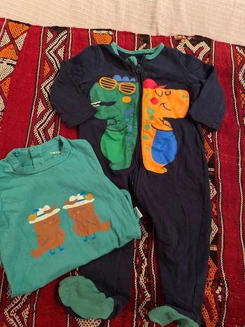 12 mois Superbe pyjama coton à zip avant et son body tout 100% coton, thème dinosaure