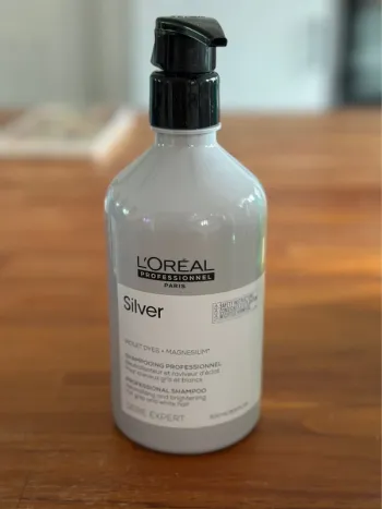 Shampooing professionnel pour des cheveux gris blanc