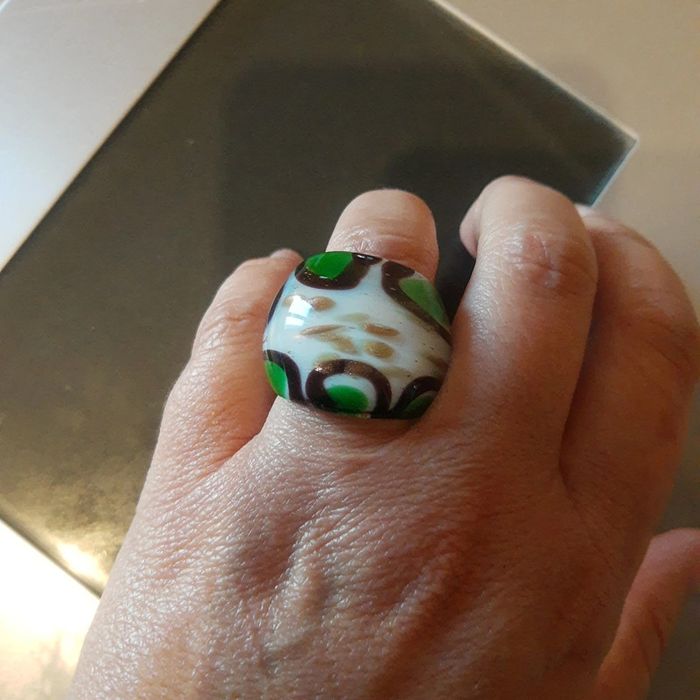 Grosse bague boule en verre  coloris vert, or , blanc, marron - photo numéro 2