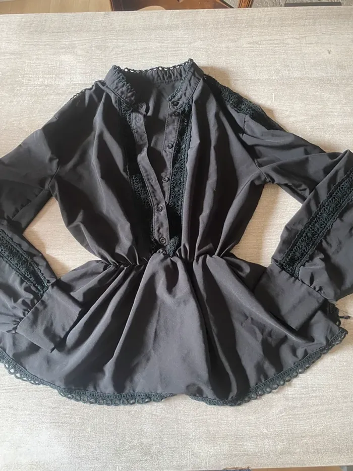 Blouse noire cintrée à dentelle – élégante et féminine
