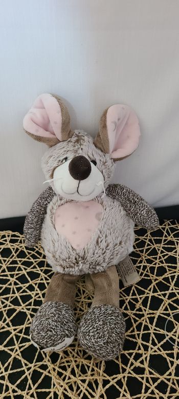 SOURIS FILLE NAHIA MARRON AVEC GROS COEUR ROSE Louise Mansen