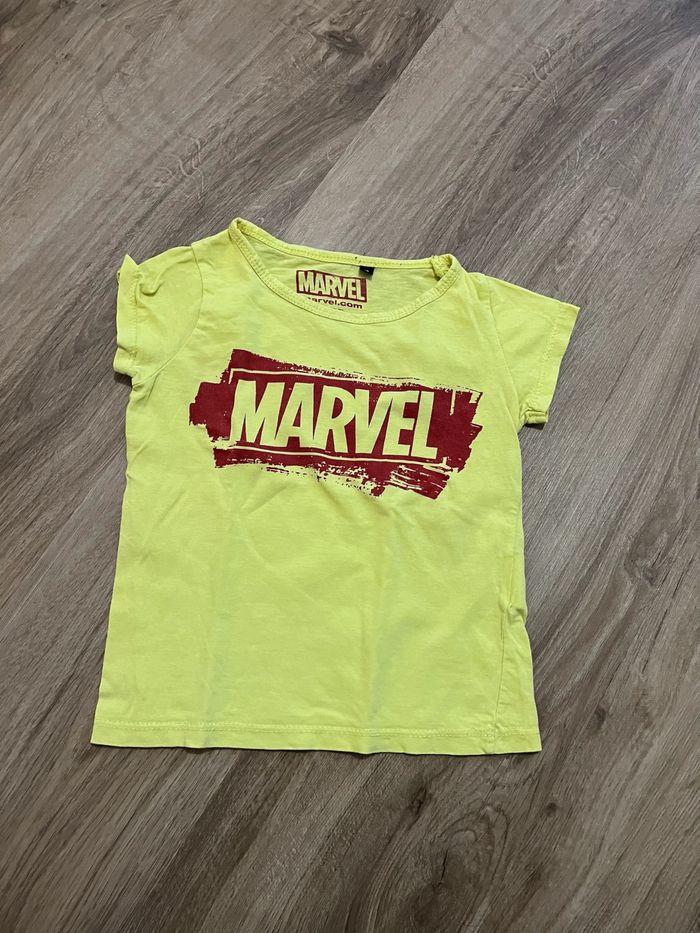 T shirt Marvel enfant couleur jaune vert 6 ans taille petit très bon état