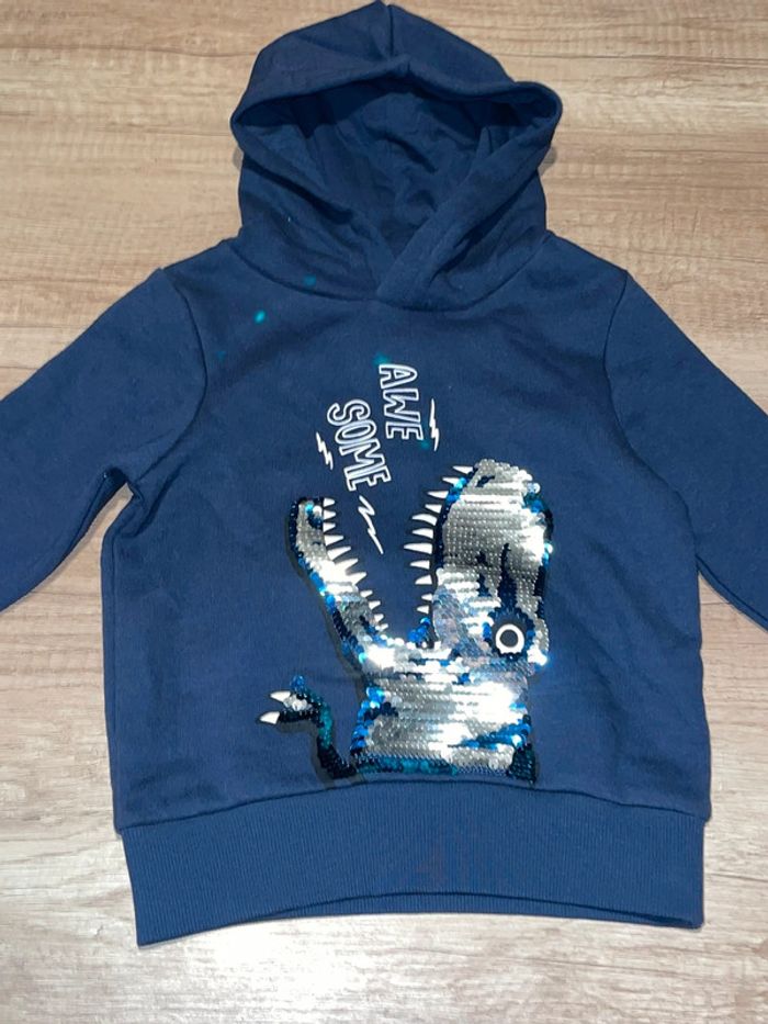 Pull à capuche c&a à sequins Dino 3 ans