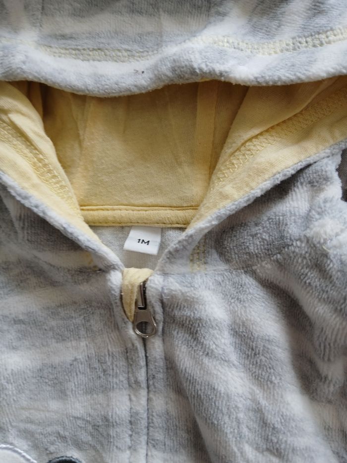 Veste bébé Pull garçon - Taille 6 ans
🔹 État : Très bon état, porté quelques fois seulement.
🔹 Couleur : Bleu marine, motif voiture.
🔹 Matière : Coton chaud et confortable.

✅ Idéal pour l’automne/hiver.
📦 Envoi rapide et soigné - photo numéro 3