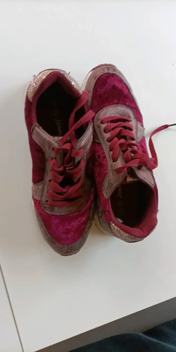 Basket velours bordeaux et paillettes dorées