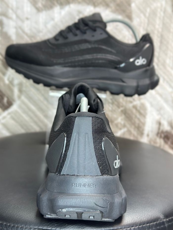 ALO Yoga Runner Sneakers - photo numéro 4