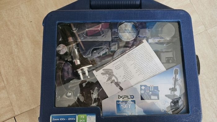 Microscope dans sa mallette