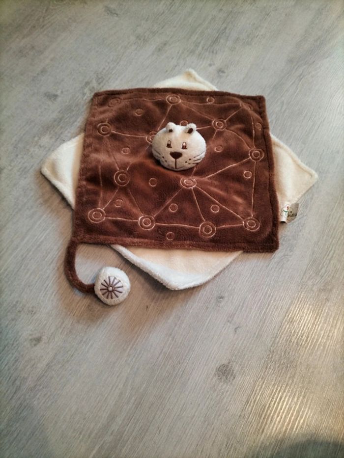 Doudou peluche plat chat marron et beige avec hochet à l'extrémité Ti Lidou malin