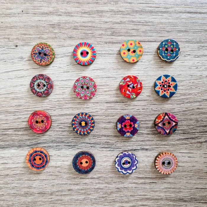 Lot de 16 boutons en bois vintage
