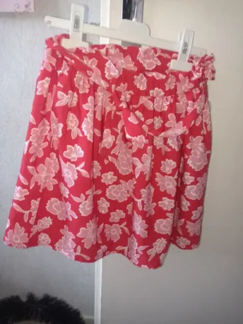 Jupe rouge et rose enfant avec motifs fleurs